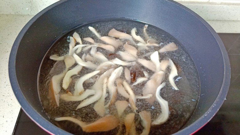 平菇豆腐汤,最后加入清水或者高汤。