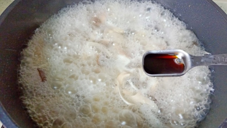 平菇豆腐汤,炖煮到汤汁奶白加盐与生抽调味。