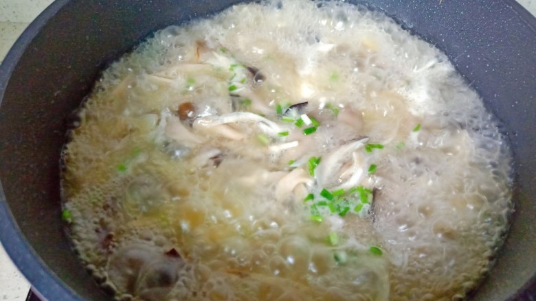 平菇豆腐汤,撒点葱花即可关火。