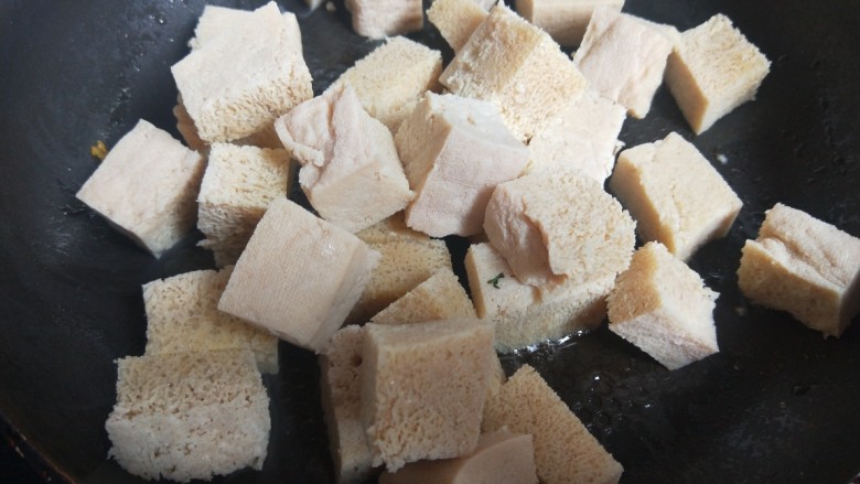 红烧冻豆腐,平底锅煎制冻豆腐。