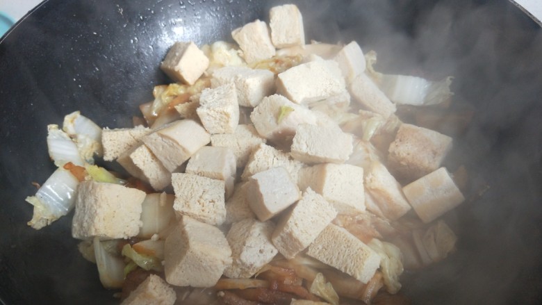 红烧冻豆腐,倒入冻豆腐。
