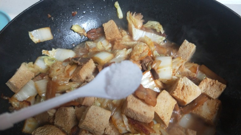 红烧冻豆腐,加入适量盐，一勺鸡汤烧几分钟。