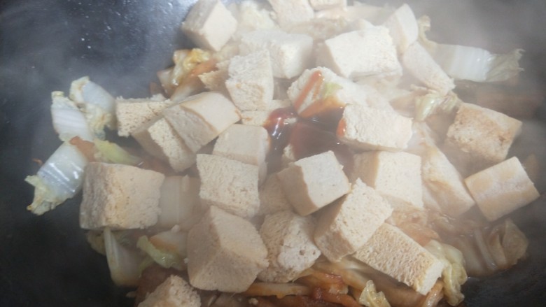 红烧冻豆腐,加入适量耗油。