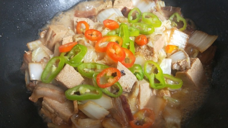 红烧冻豆腐,最后加入青椒炒均匀即可。