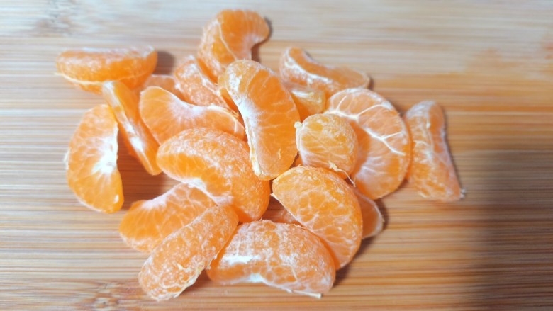 水果汤圆,小橘子剥干净备用