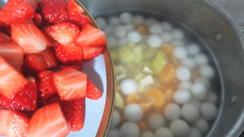 水果汤圆,倒入草莓粒