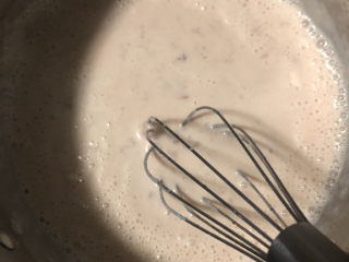 草莓奶冻,搅拌混合均匀。