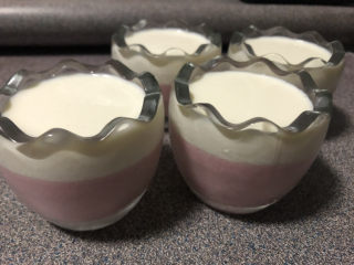 草莓奶冻,拿出冻好的草莓牛奶，接着倒入牛奶。