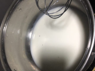 草莓奶冻,冰箱冷藏的冻住后，继续做牛奶部分。剩下的100克牛奶加20克糖，小火烧开关火。