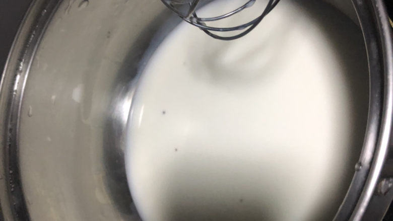 草莓奶冻,冰箱冷藏的冻住后，继续做牛奶部分。剩下的100克牛奶加20克糖，小火烧开关火。