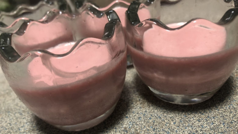 草莓奶冻,分别倒入容器的一半。