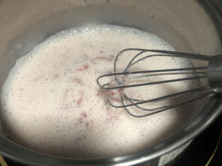 草莓奶冻,搅拌小火煮开。
