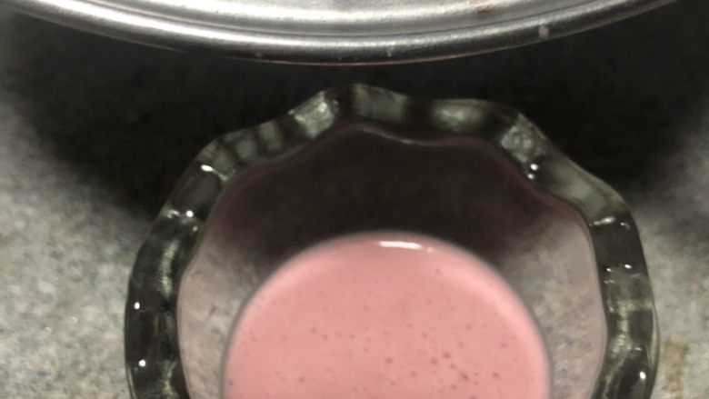 草莓奶冻,倒入玻璃容器。