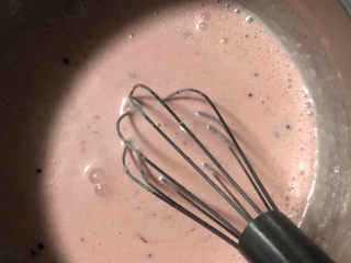 草莓奶冻,搅拌均匀即可。