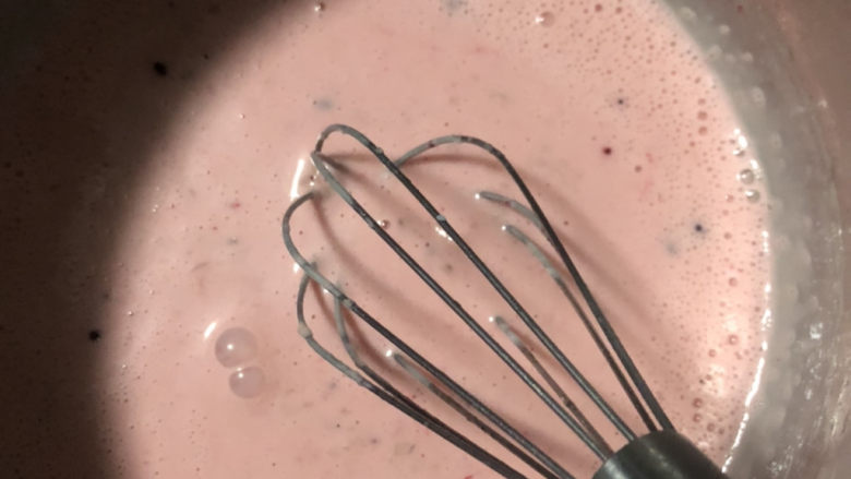 草莓奶冻,搅拌均匀即可。