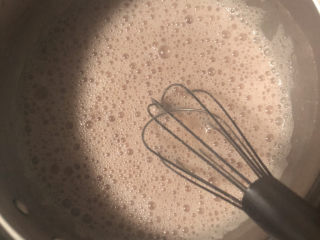 草莓奶冻,搅拌至吉利丁片融化。