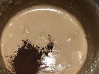 巴斯克·黑巧克力芝士蛋糕,加入可可粉。