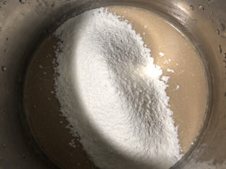咖啡大理石戚风,过筛加入低筋面粉。