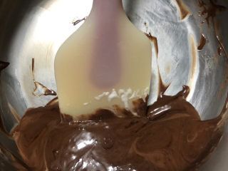 巴斯克·黑巧克力芝士蛋糕,搅拌至融化成为巧克力酱。
