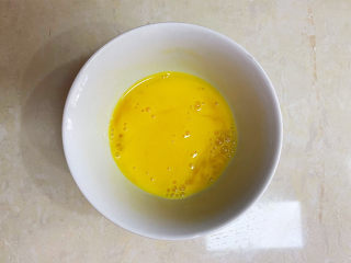 西红柿疙瘩汤,鸡蛋打散备用。
