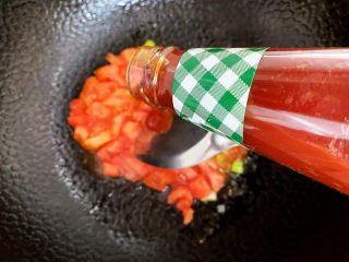 西红柿疙瘩汤,接着放入西红柿丁，再倒入适量的番茄酱翻炒均匀。