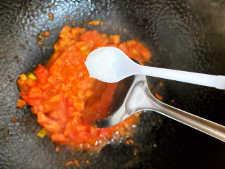 西红柿疙瘩汤,放入一小勺盐。