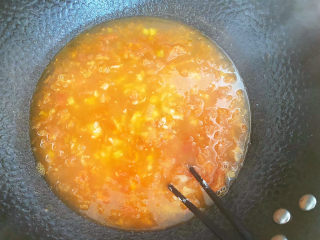 西红柿疙瘩汤,用筷子快速的搅拌一下防止面疙瘩粘在一起。
