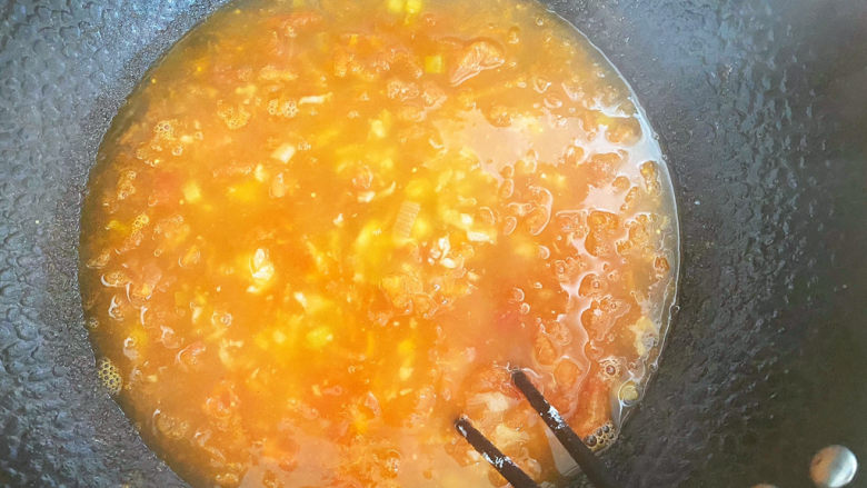 西红柿疙瘩汤,用筷子快速的搅拌一下防止面疙瘩粘在一起。