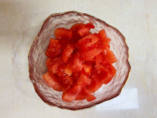 西红柿疙瘩汤,去皮的西红柿切小丁备用。