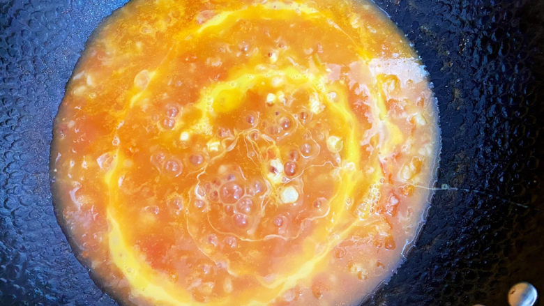 西红柿疙瘩汤,煮两分钟之后，把鸡蛋均匀的淋入锅中。