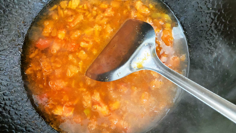 西红柿疙瘩汤,再接着加入一碗水，烧开后转中火。