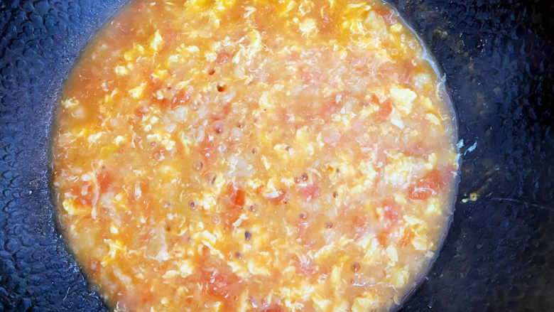 西红柿疙瘩汤,等鸡蛋凝固后再用勺子搅拌均匀即可。