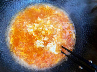 西红柿疙瘩汤,再用筷子继续快速地搅拌均匀，直到面疙瘩倒完为止。