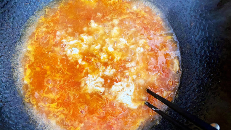 西红柿疙瘩汤,再用筷子继续快速地搅拌均匀，直到面疙瘩倒完为止。