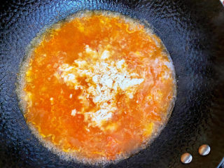 西红柿疙瘩汤,再继续倒入面疙瘩。