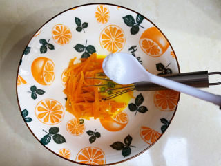 胡萝卜鸡蛋饼,再加一小勺盐搅拌均匀。