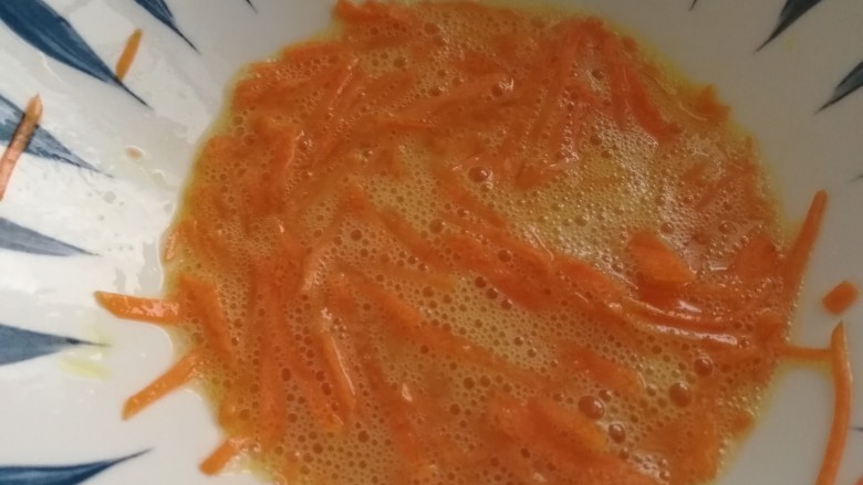 胡萝卜鸡蛋饼,和胡萝卜丝搅拌均匀。