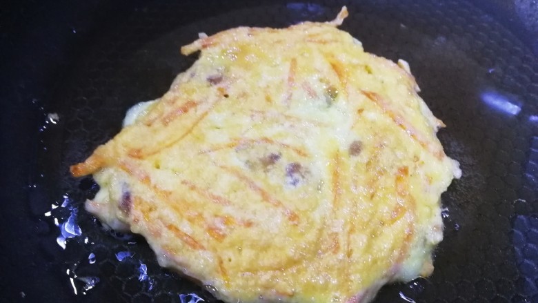 胡萝卜鸡蛋饼,文火烙至小饼变厚两面金黄。