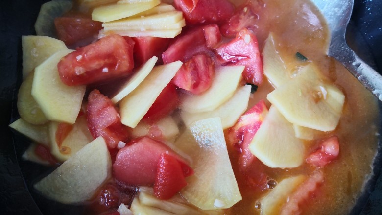 西红柿炒土豆片,加适量清水