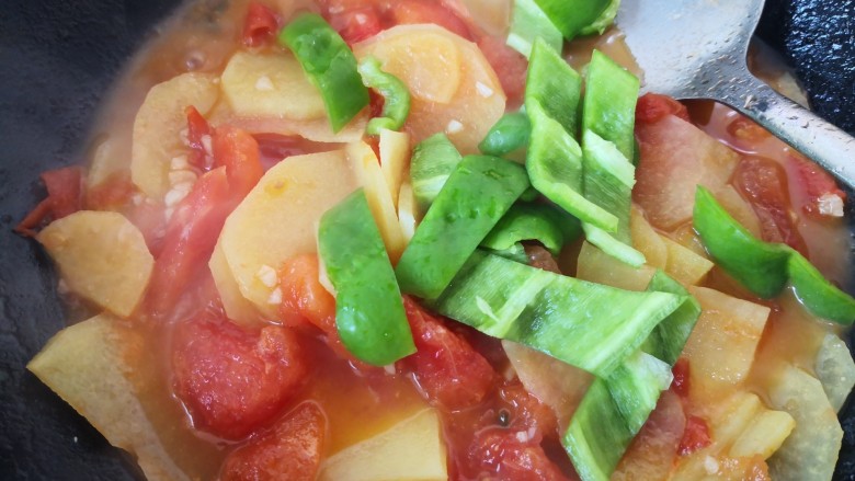 西红柿炒土豆片,放入青椒