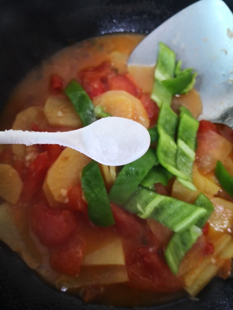 西红柿炒土豆片,和适量盐