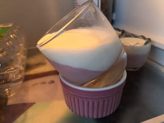 草莓奶冻,草莓牛奶凝固后再倒牛奶继续冷藏凝固。
