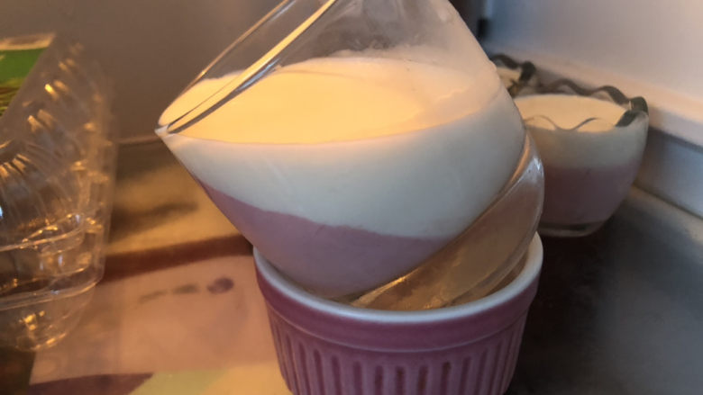 草莓奶冻,草莓牛奶凝固后再倒牛奶继续冷藏凝固。