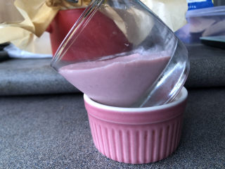 草莓奶冻,倒入草莓牛奶冷藏。