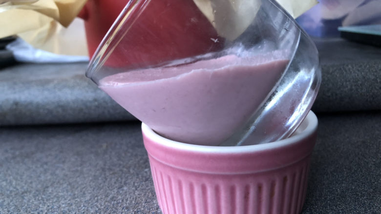 草莓奶冻,倒入草莓牛奶冷藏。