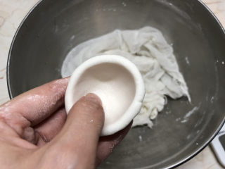 南瓜汤圆,大拇指配合按出小碗的样子