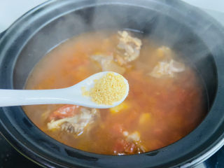 番茄牛骨汤,加入鸡精和适量的胡椒粉调味