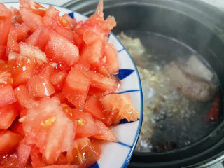 番茄牛骨汤,放入番茄丁文火炖三十分钟