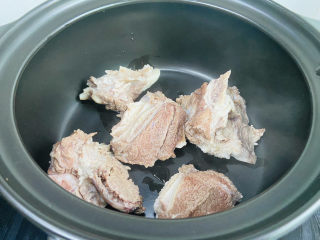 番茄牛骨汤,将清洗干净的牛排骨放入砂锅里