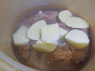 番茄牛骨汤,高压锅里放入牛骨头，土豆和番茄